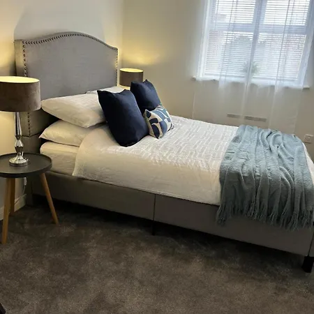 Modern 2 Bed Flat & Parking - Centre Appartamento *