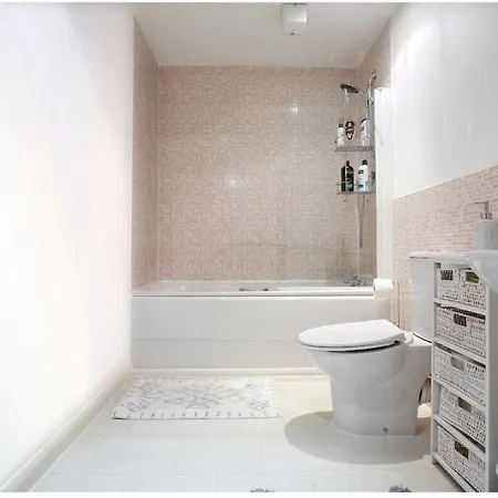 Modern 2 Bed Flat & Parking - Centre Appartamento York