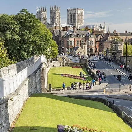 Modern 2 Bed Flat & Parking - Centre *