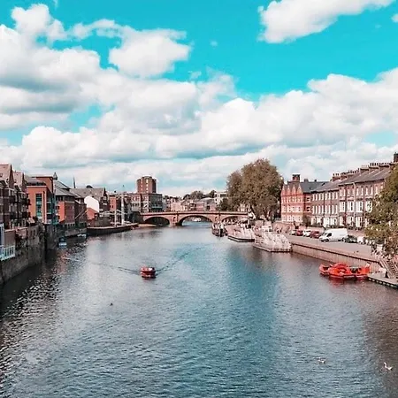 Modern 2 Bed Flat & Parking - Centre