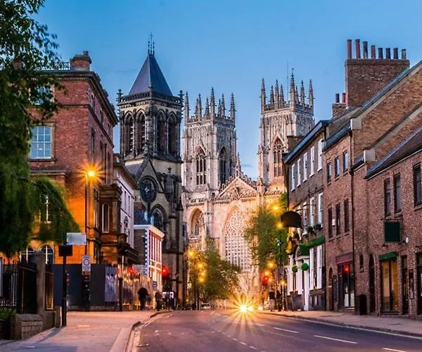 Modern 2 Bed Flat & Parking - Centre Apartament