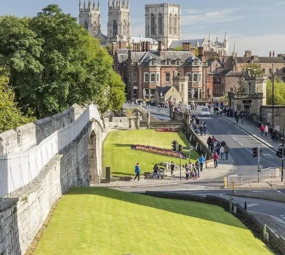 Modern 2 Bed Flat & Parking - Centre *