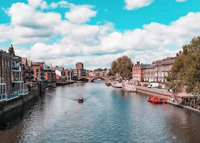 Modern 2 Bed Flat & Parking - Centre