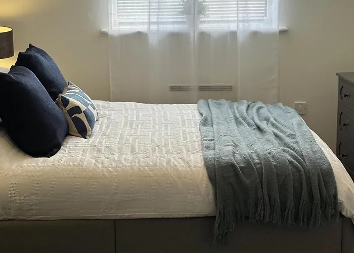 Modern 2 Bed Flat & Parking - Centre Apartament *