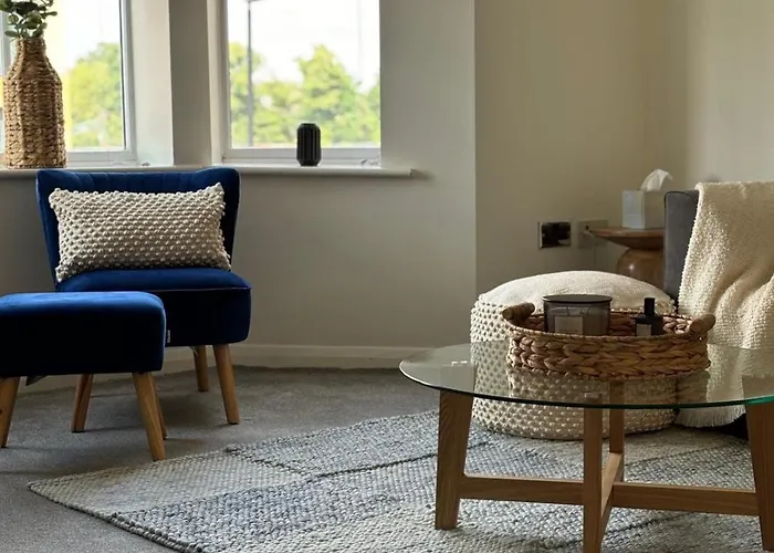 Modern 2 Bed Flat & Parking - Centre *