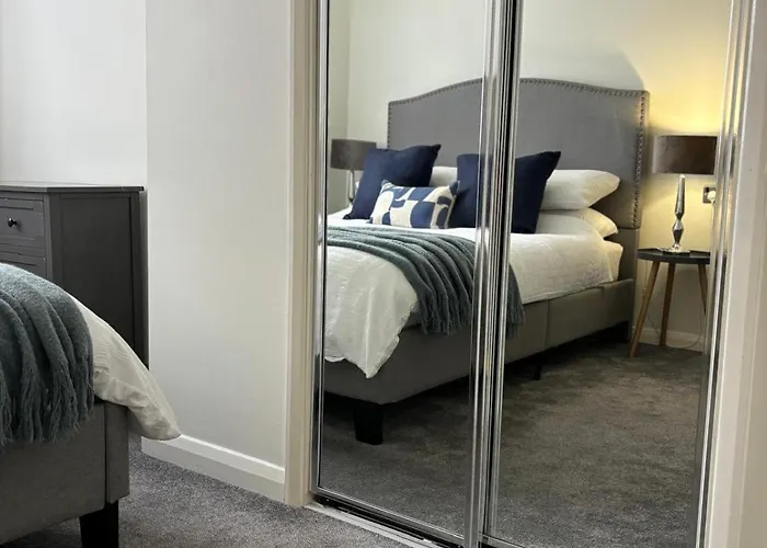 Modern 2 Bed Flat & Parking - Centre Apartament