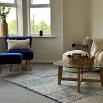 Modern 2 Bed Flat & Parking - Centre *