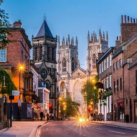 Modern 2 Bed Flat & Parking - Centre شقة