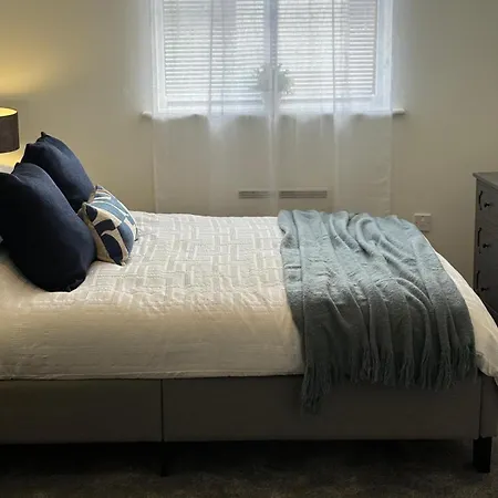 Modern 2 Bed Flat & Parking - Centre شقة *