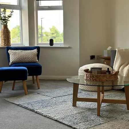 Modern 2 Bed Flat & Parking - Centre *