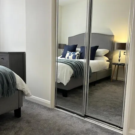 Modern 2 Bed Flat & Parking - Centre アパート