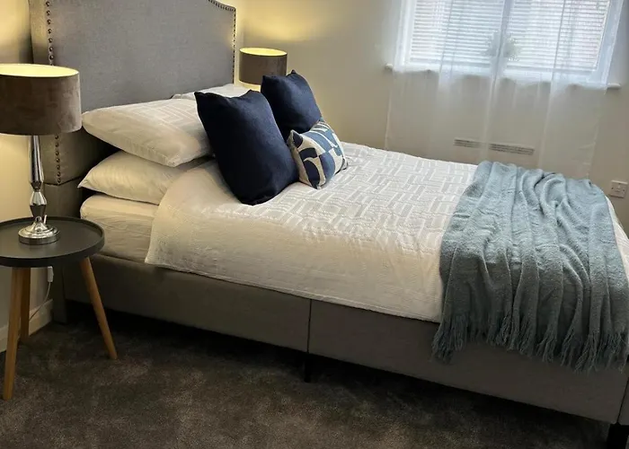 Modern 2 Bed Flat & Parking - Centre Lägenhet *